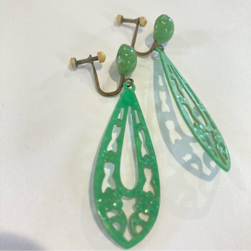 Vintage antique 1920s celluloid green dangle drop vintage screw back earrings - Picture 3 of 13